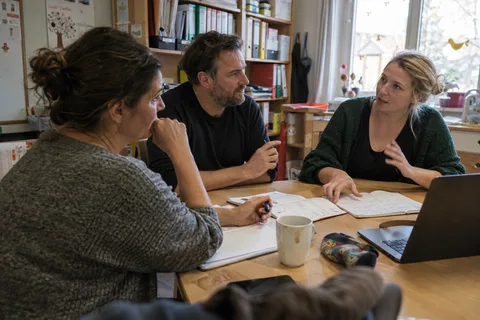 Illustrationsbild: Ein Kita-Team bespricht gemeinsam seine Planung